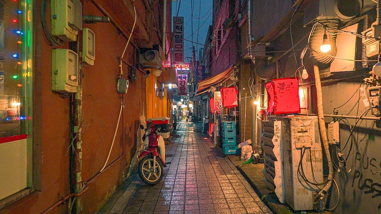 Gloomy Seoul Night Walk 🌧️ ｜ Along Seongbukcheon’s Wet Paths смотреть онлайн