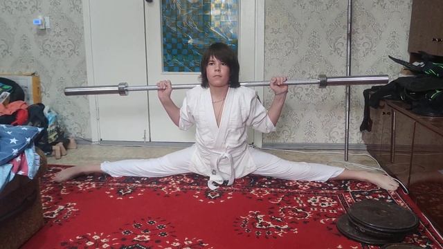 Садиться в шпагат с грифом от штанги 15кг. на плечах💪? смотреть онлайн