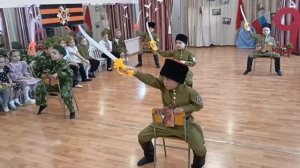 Едут по Берлину наши казаки
