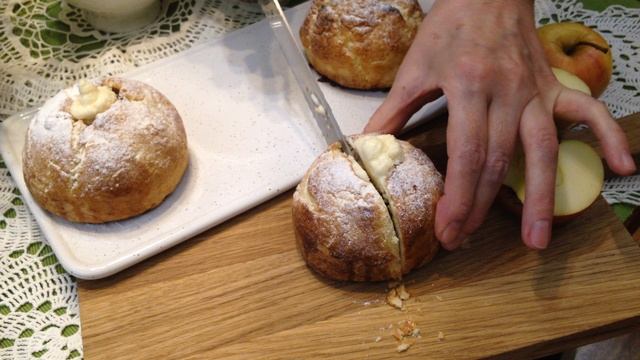 Яблоки в тесте с заварным кремом