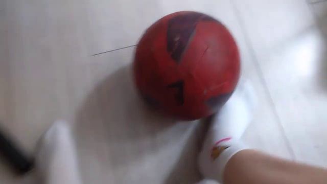 Как накачать футбольный мяч дома ручным насосом