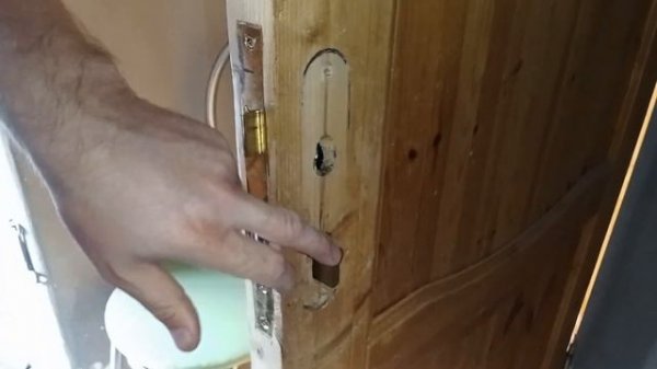 Как вытащить личинку из замка без ключей - выламываем ?