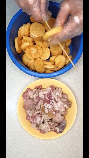 Картопля з підчеревиною на шпажках #shorts повний рецепт