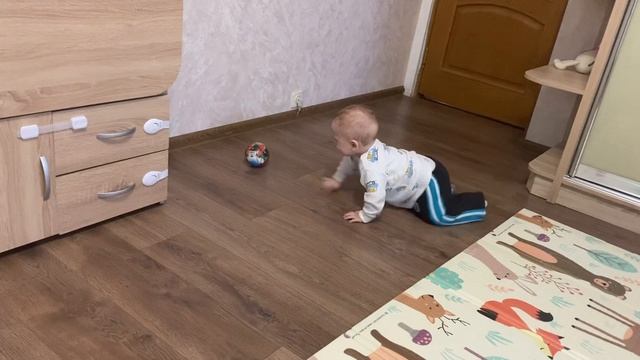 Игра с мячом. Почти 11 мес смотреть онлайн