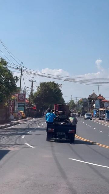 Встретились две бетономешалки на дороге😅 #bali #indonesia #ca смотреть онлайн