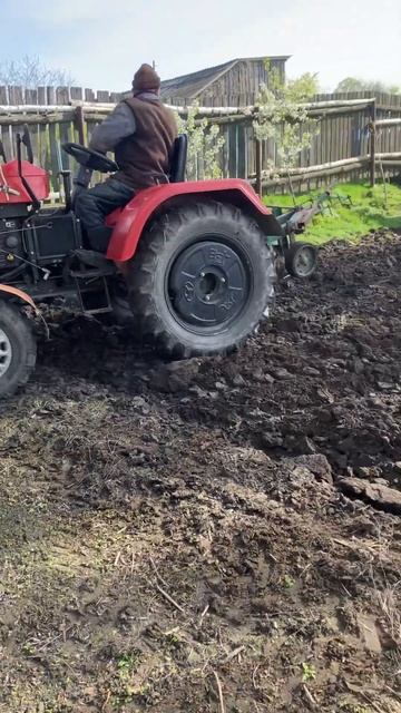 Оранка.Плуг 1-35 саморобний. смотреть онлайн