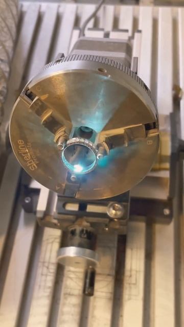 Лазерная гравировка на кольце 😻 Laser engraving on the ri смотреть онлайн
