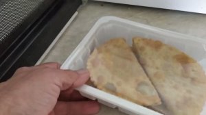Как разогреть замороженные чебуреки в микроволновке