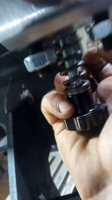 Вкручиваем болт,правильная центровка пружины смотреть онлайн