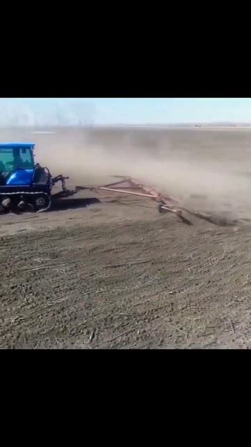 Трактор Агромаш- 90ТГ на раннем весеннем бороновании. смотреть онлайн