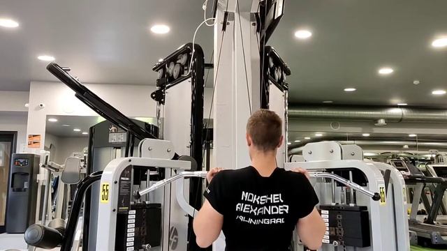 вертикальная тяга обратным хватом в тренажёре