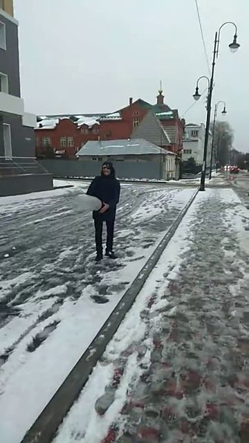 Отбиваем надутым презиком снежки!