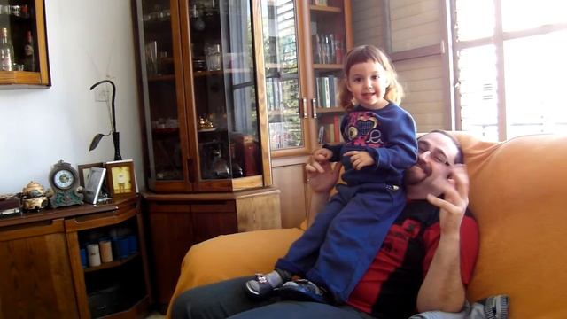 Мири снова прыгает на папе - 2