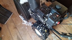 Хлопки в глушитель на снегоуборщике.