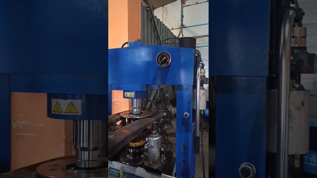 75 тонный пресс против деталей бульдозера, перепрессов смотреть онлайн