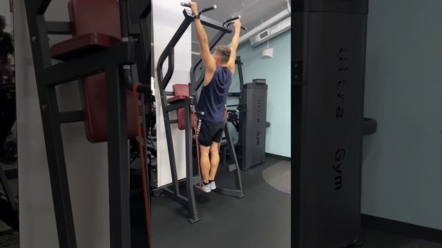 Подтягивания с резиновым эспандером смотреть онлайн