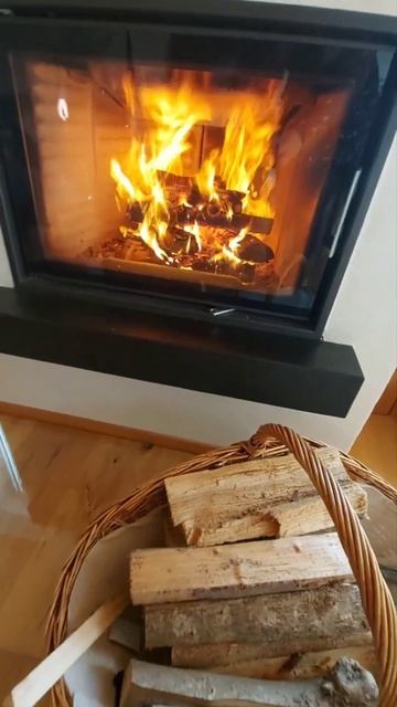 Камин горит