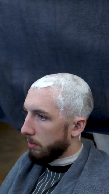 Бритьё головы в барбершопе 