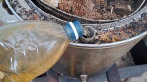 перетапливаю сушь на паровой воскотопке