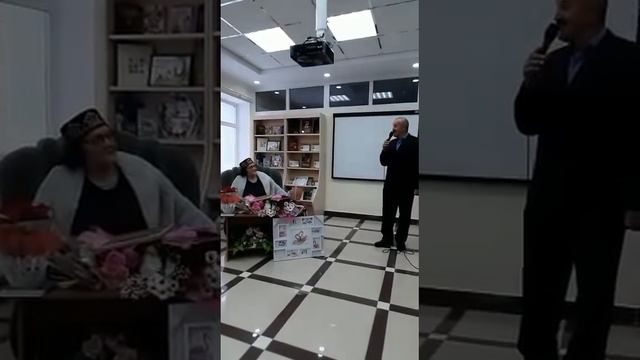 Фидаил Хәйруллин Мәгъмүрә апа Хөрмәтуллина сүзләренә үзе язган җырын башкара