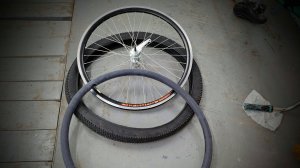 Как заменить /надеть камеру и резину на колесо велосипеда .