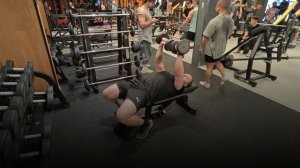 Жим гантелей лёжа, техника выполнения упражнения.