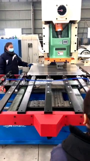 система подачи пуансона, работающая вместе с вырубным смотреть онлайн