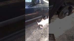 Как снять пластиковую накладку порога на Opel Astra G .