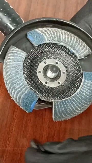 Как снять диск на болгарке без ключа.How to remove a disc on an angle смотреть онлайн