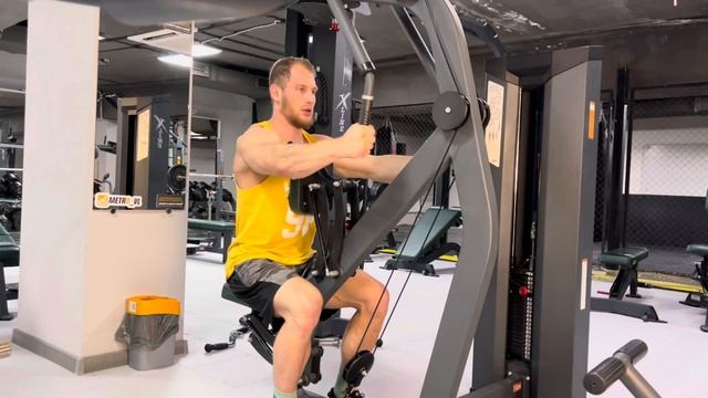 Отведение плеча в горизонтальной плоскости сидя в тре