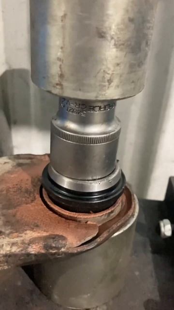 Замена шаровой опоры#hyundai #автосервис #машины #механик смотреть онлайн