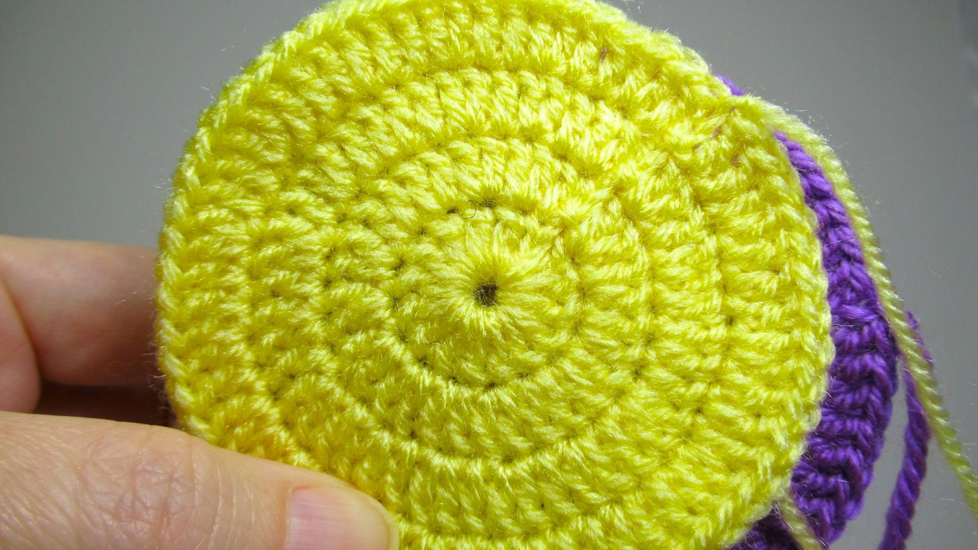 Как связать ровный круг крючком столбиками с одним накидом смотреть онлайн