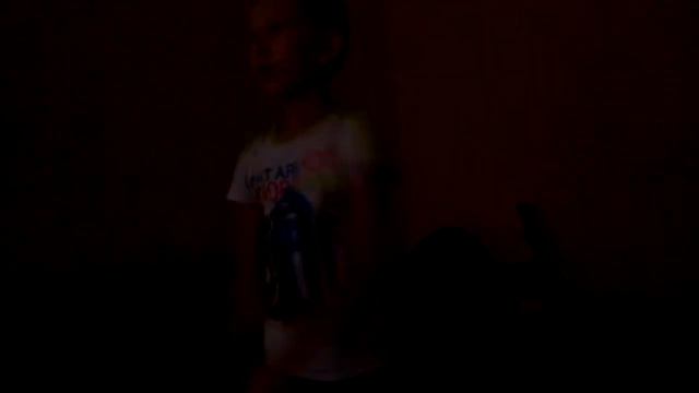 Пацан играет в бокс на Kinect