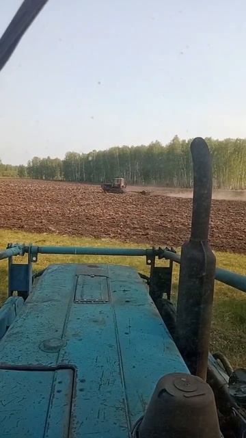 ДТ-75 Почтальон боронит поле смотреть онлайн