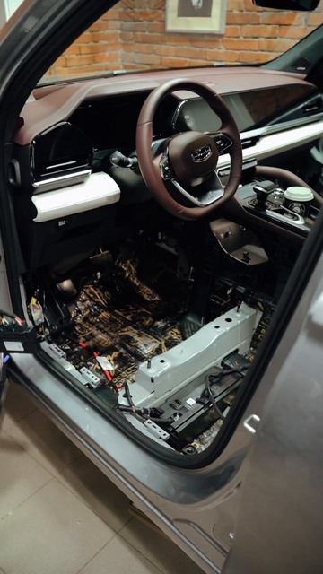 Geely Monjaro - шумоизоляция пола и дверей смотреть онлайн