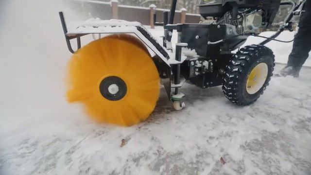 Подметальная машина снегоуборщик HUTER SGC 4100S в работе смотреть онлайн