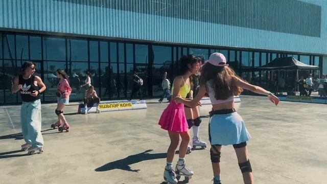 ДЕНЬ МОЛОДЕЖИ В УРАМ ПАРКЕ | ГОНКИ НА РОЛИКАХ ТАНЦЫ НА ? смотреть онлайн