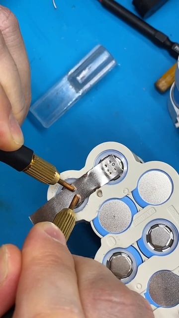 Полная пересборка АКБ при помощи точечной сварки смотреть онлайн