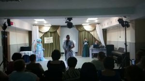 Показ мод из подручных средств.