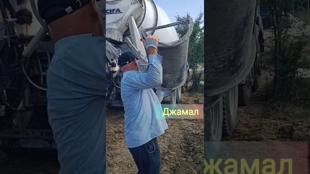 Заливаем бетонную подушку на 2 куба смотреть онлайн