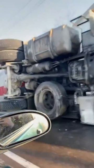 В Житомире перевернулась бетономешалка смотреть онлайн