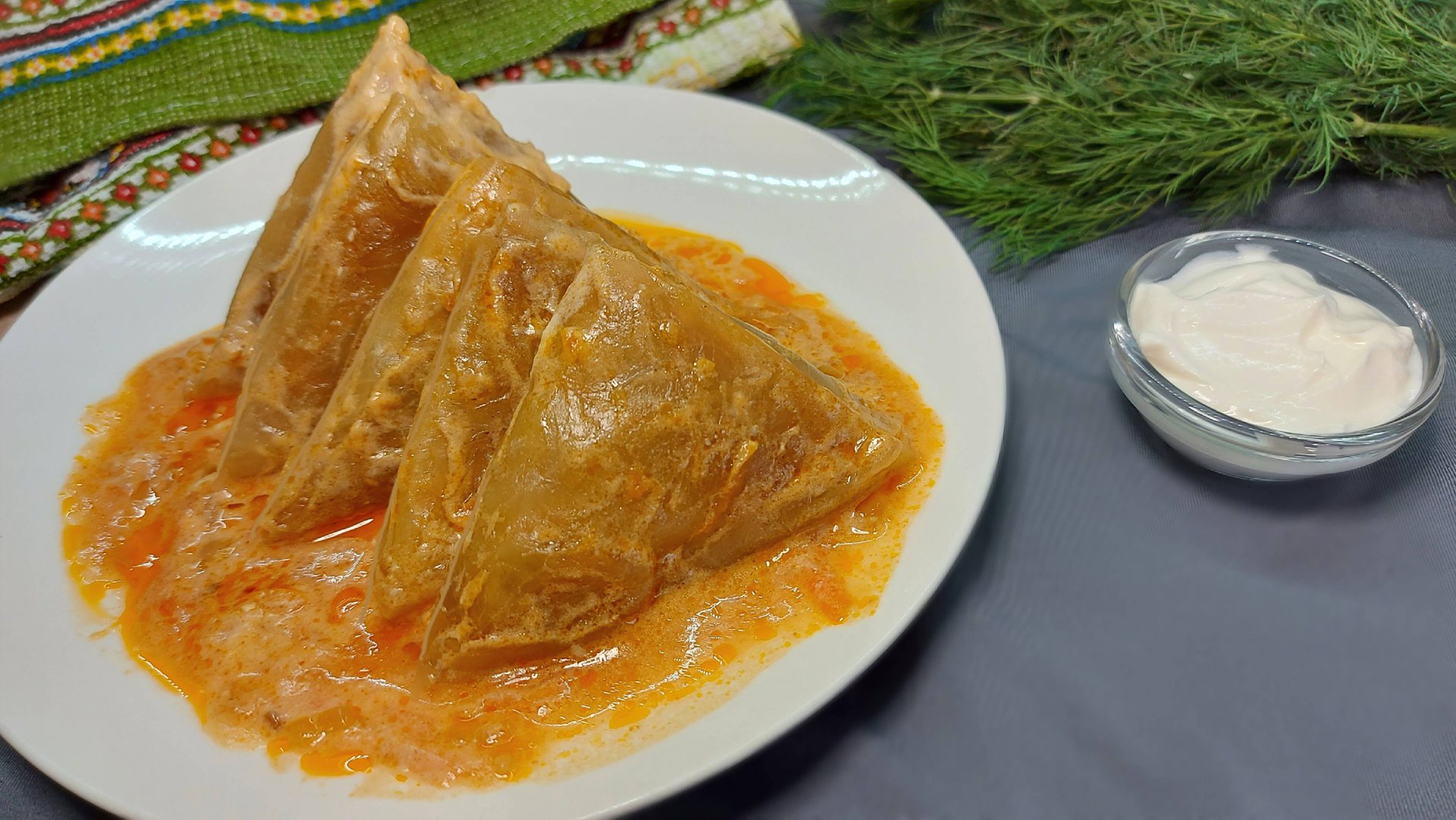 Голубцы ТРЕУГОЛЬНИКИ в сметанном соусе. Подробный рецепт смотреть онлайн