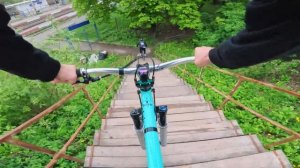 Пробую  себя  в двухподвес движениях на мтб YT Capra