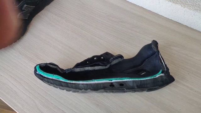 Разрезал кроссовки New Balance 997h.