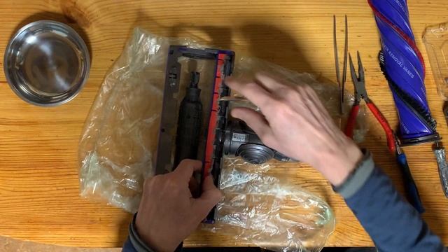 Ремонт щетки пылесоса Dyson смотреть онлайн