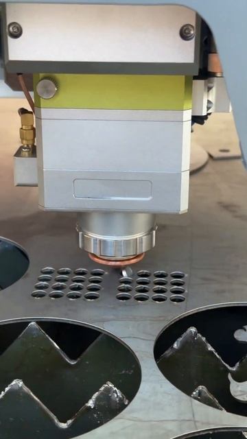 FlayCut резка на лету 2мм сталь. Лазер 3Квт смотреть онлайн