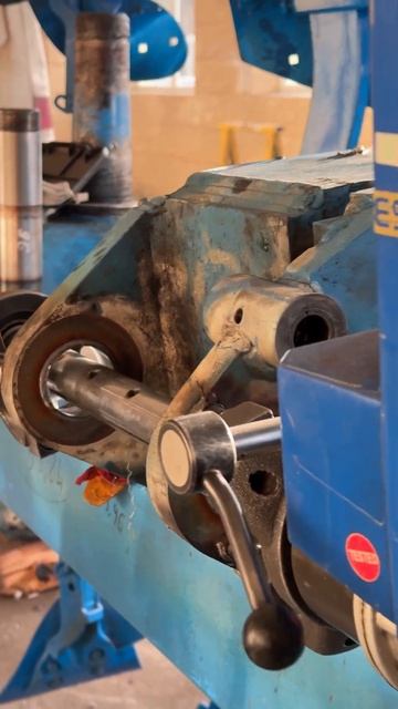 Росточка отверстий после наплавки #наплавка#расточка# смотреть онлайн