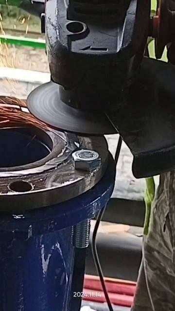 Счещаем фланец. #shorts #welding #welder #georgia 🇬🇪 смотреть онлайн