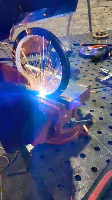 Своими руками сделал подставку для цветов #холоднаяко