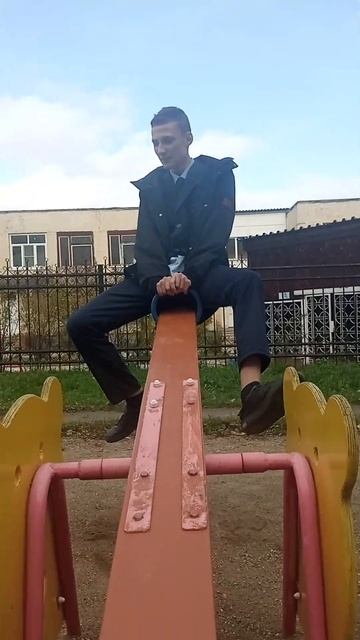 !СКИБИДИ МАЛЬЧИК КАЧАЕТСЯ НА КАЧЕЛИ! смотреть онлайн